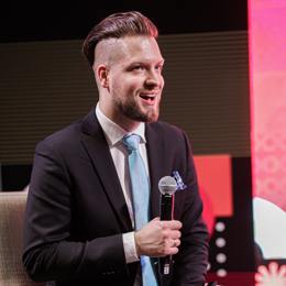 今晚血月现身，人类不能出门？